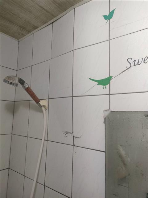 高雄租屋 - 福資物業 高雄Khouse 翻修案例-浴室磁磚膨拱造成天花板坍塌變形，更換工程