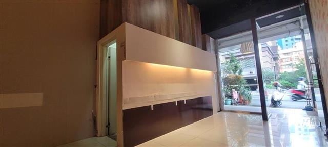 高雄租屋 - #近愛河 #工作室 #亞灣區 #超值金店面